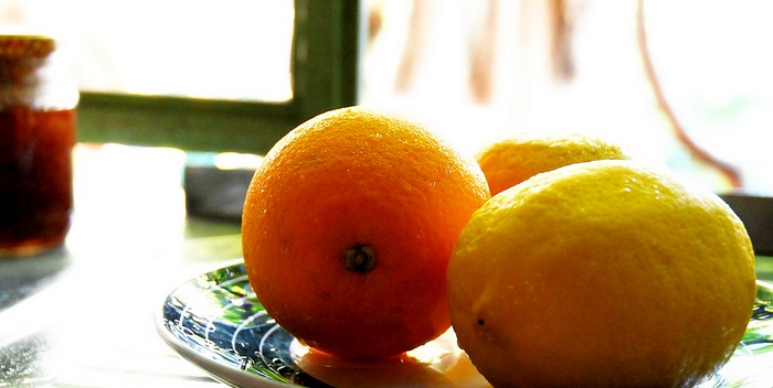 Апельсин и лимон на блюдце