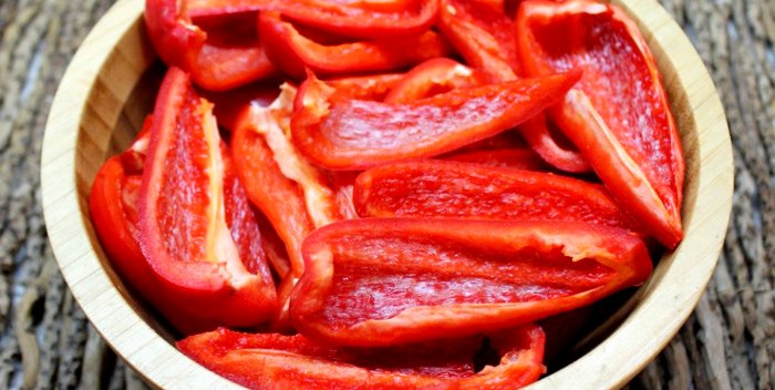 Красный болгарский перец нарезанный в блюдце